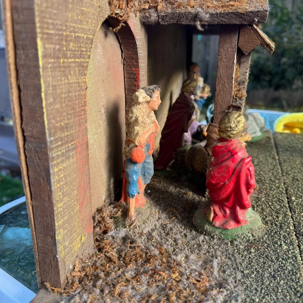 Vintage Italian Wood Nativity Scene Creche Stable w Fixed Hand Painted Figurines